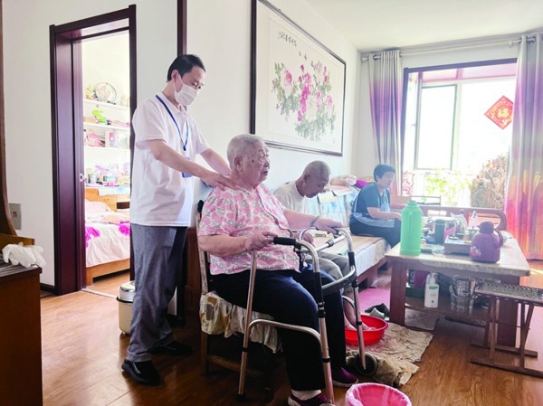 200元起步，他為百位老人洗過澡